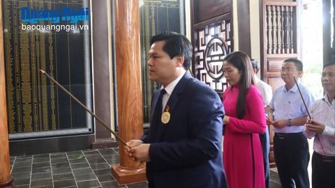 Phó Chủ tịch UBND tỉnh Trần Phước Hiền viếng Đài tưởng niệm Chư Tan Kra