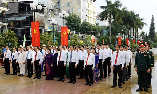 Lãnh đạo TP Cần Thơ dâng hoa, dâng hương viếng Tượng đài Chủ tịch Hồ Chí Minh 