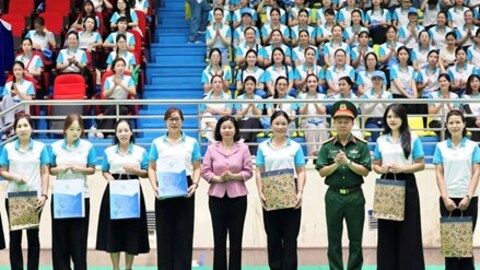 Phó Chủ tịch UBTƯ MTTQ Việt Nam, Chủ tịch Hội LHPNVN Nguyễn Thị Tuyến thăm, động viên khối Phụ nữ Việt Nam tham gia diễu hành A80