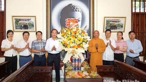 Đoàn đại biểu Ủy ban MTTQ Việt Nam tỉnh thăm, chúc mừng các cơ sở Phật giáo nhân Đại lễ Phật đản 2026