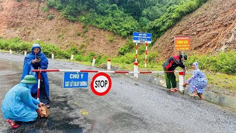 Công an tỉnh Nghệ An hỗ trợ người dân ứng phó với sạt lở do ảnh hưởng bão số 3