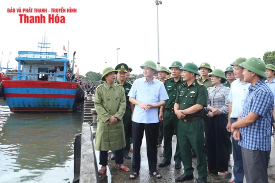 Chủ tịch UBND tỉnh Đỗ Minh Tuấn kiểm tra công tác ứng phó với bão số 5 tại phường Hải Bình và xã Tiên Trang