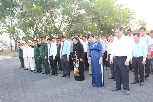 Lãnh đạo TP Cần Thơ viếng Nghĩa trang Liệt sĩ tại phường Mỹ Xuyên 