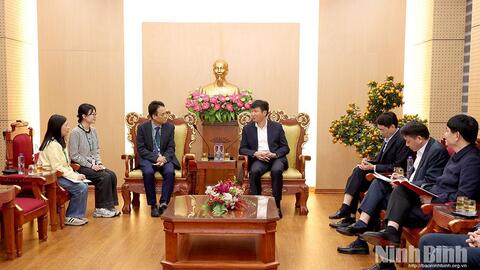 Đồng chí Chủ tịch UBND tỉnh Trần Huy Tuấn tiếp và làm việc với Tổng Giám đốc Công ty TNHH Seoul Semiconductor Vina