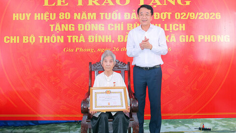 Đồng chí Chủ tịch UBND tỉnh Nguyễn Thanh Bình trao Huy hiệu 80 năm tuổi Đảng cho đảng viên tại xã Gia Phong