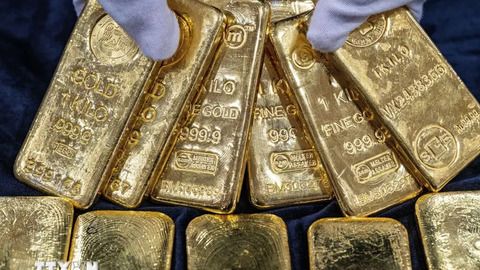 Nhu cầu trú ẩn an toàn đẩy giá vàng lên đỉnh cao mới