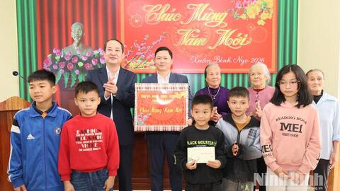 Đồng chí Phó Bí thư Tỉnh ủy, Chủ tịch Ủy ban MTTQ Việt Nam tỉnh Mai Văn Tuất thăm, tặng quà gia đình người có công với cách mạng