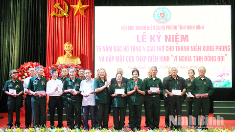 Lễ kỷ niệm 75 năm Bác Hồ tặng 4 câu thơ cho thanh niên xung phong
