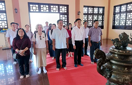 Chi bộ Văn phòng Đảng ủy Ban Tuyên giáo và Dân vận Thành ủy viếng Đền thờ Chủ tịch Hồ Chí Minh tại xã An Thạnh 