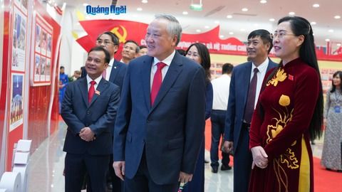 [Photos]. Phó Thủ tướng Thường trực Chính phủ Nguyễn Hòa Bình tham quan khu triển lãm và trưng bày các thành tựu, sản phẩm đặc sắc của Quảng Ngãi