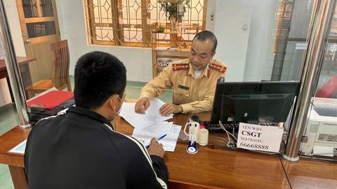 Lào Cai: Xử phạt 19 triệu đồng và trừ 4 điểm giấy phép lái xe đối tượng đi ngược chiều trên đường có biển cấm