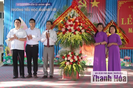 Phó Chủ tịch UBND tỉnh Đầu Thanh Tùng dự lễ khai giảng cùng thầy và trò Trường tiểu học Quảng Lưu