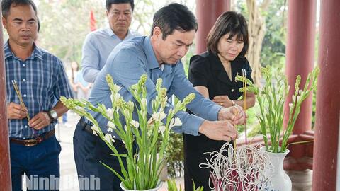 Liên minh HTX tỉnh dâng hương tại Khu lưu niệm Bác Hồ nhân kỷ niệm 80 năm Ngày Hợp tác xã Việt Nam