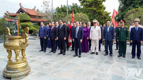 Đoàn đại biểu dự Đại hội thi đua yêu nước dâng hương tưởng niệm Chủ tịch Hồ Chí Minh