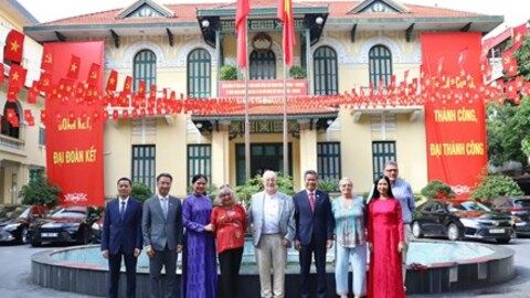 Phó Chủ tịch Hà Thị Nga tiếp Bí thư Đảng Cộng sản Anh Robert Griffiths