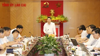 Phó Bí thư Tỉnh ủy Nguyễn Tuấn Anh duyệt văn kiện Đại hội Đảng bộ các xã Tằng Loỏng, Gia Phú, Xuân Quang, Phong Hải