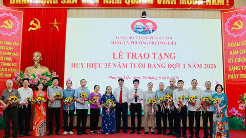200 đảng viên phường Phương Liệt được trao tặng Huy hiệu Đảng
