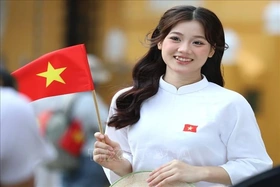 Lan tỏa tình yêu nước với tà áo dài và hình ảnh lá cờ Tổ quốc