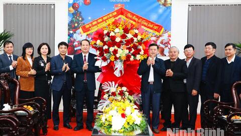 Đồng chí Phó Bí thư Tỉnh ủy, Chủ tịch Ủy ban MTTQ Việt Nam tỉnh Mai Văn Tuất thăm, chúc mừng Ủy ban Đoàn kết Công giáo Việt Nam tỉnh nhân dịp Lễ Giáng sinh 2025