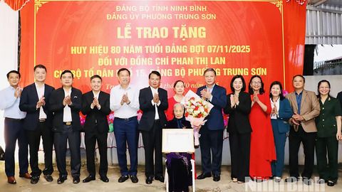 Đồng chí Bí thư Tỉnh ủy Đặng Xuân Phong trao tặng Huy hiệu 80 năm tuổi Đảng cho đảng viên