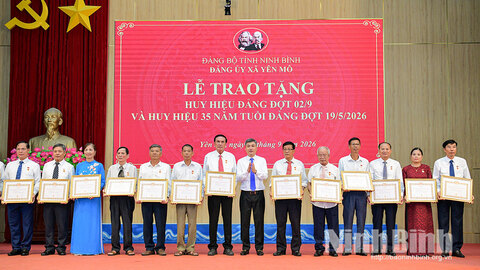 Đảng uỷ xã Yên Mô tổ chức Lễ trao tặng Huy hiệu Đảng đợt 2/9 và Huy hiệu 35 năm tuổi Đảng đợt 19/5