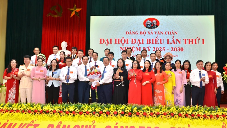 Xây dựng xã Văn Chấn phát triển nhanh, toàn diện, bền vững, giàu bản sắc