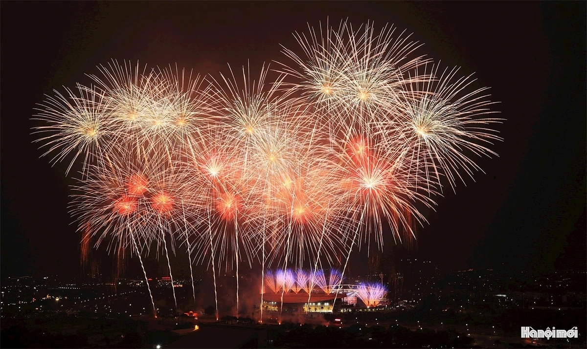 Mãn nhãn màn pháo hoa đặc biệt chào mừng thành công Đại hội XIV của Đảng