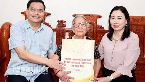 Đồng chí Phó Bí thư Thường trực Tỉnh ủy Đinh Thị Lụa thăm, tặng quà các gia đình chính sách, người có công nhân dịp kỷ niệm 80 năm ngày Quốc khánh