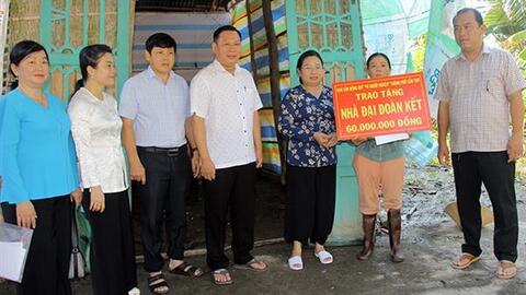 Lãnh đạo Ủy ban MTTQVN thành phố thăm, hỗ trợ hộ dân bị ảnh hưởng do triều cường tại phường Long Mỹ và xã Vị Thủy