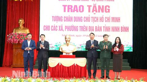 Trao tặng Tượng chân dung Chủ tịch Hồ Chí Minh cho các xã, phường trên địa bàn tỉnh