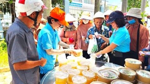 Những suất ăn “0 đồng” tiếp sức người lao động khó khăn