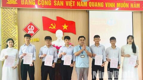 Tiếp tục đẩy mạnh công tác kết nạp đảng viên trong giai đoạn mới