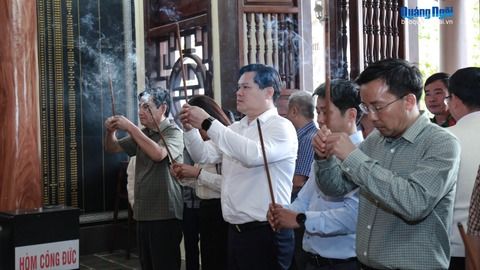 Phó Chủ tịch UBND tỉnh Trần Phước Hiền dâng hương tại Di tích lịch sử Điểm cao 995 - Chư Tan Kra