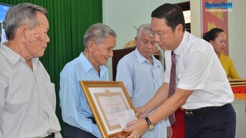 Đảng ủy xã Ba Gia trao Huy hiệu Đảng đợt 2/9 cho các đảng viên