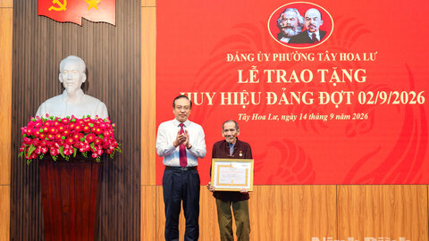 Đảng ủy phường Tây Hoa Lư tổ chức Lễ trao tặng Huy hiệu Đảng cho đảng viên