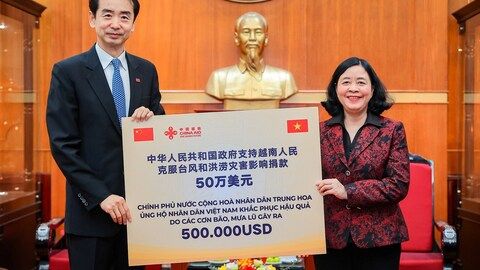 Chủ tịch Bùi Thị Minh Hoài tiếp nhận số tiền 500.000 USD từ Chính phủ Trung Quốc hỗ trợ nhân dân Việt Nam khắc phục hậu quả thiên tai, lũ lụt