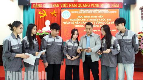 Tuổi trẻ Trường Cao đẳng Kinh tế và Công nghệ Nam Định tích cực tham gia bảo vệ nền tảng tư tưởng của Đảng