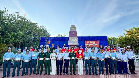 Đoàn đại biểu tỉnh Ninh Bình thăm, tặng quà tại Quần đảo Trường Sa, Nhà giàn DK1