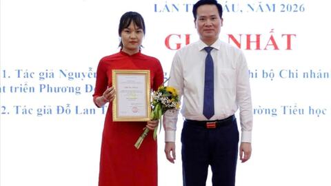 Phường Phúc Lợi trao giải Cuộc thi chính luận về bảo vệ nền tảng tư tưởng của Đảng