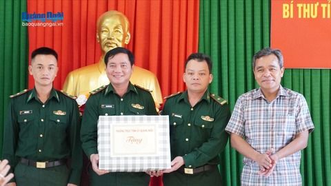 Bí thư Tỉnh ủy Hồ Văn Niên thăm, làm việc với các đơn vị lực lượng vũ trang tại đặc khu Lý Sơn