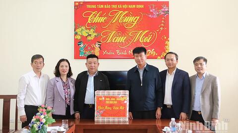 Đồng chí Chủ tịch UBND tỉnh Trần Huy Tuấn thăm, chúc Tết Trung tâm Bảo trợ xã hội Nam Định và các gia đình người có công