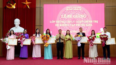 Bế giảng Lớp Trung cấp lý luận chính trị hệ không tập trung K29A