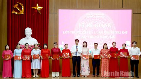 Bế giảng Lớp Trung cấp lý luận chính trị hệ tập trung khoá 65