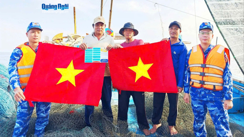 Chi bộ trên tàu cảnh sát biển: Hạt nhân lãnh đạo giữa trùng khơi