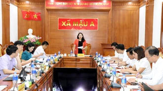 Phó Bí thư Tỉnh ủy Giàng Thị Dung duyệt văn kiện Đại hội Đảng bộ các xã Xuân Ái, Mỏ Vàng, Phong Dụ Thượng và Đông Cuông