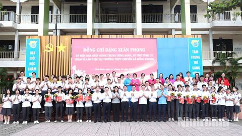 Đồng chí Bí thư Tỉnh ủy Đặng Xuân Phong thăm Trường THPT chuyên Lê Hồng Phong và kiểm tra, thị sát thực tế một số điểm chung cư cũ trên địa bàn phường Nam Định