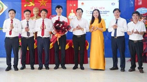 Hà Tĩnh: Chủ tịch Ủy ban MTTQ Việt Nam tỉnh Trần Nhật Tân chúc mừng giáo viên, học sinh đón năm học mới