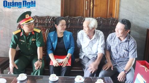 Phó Bí thư Tỉnh ủy Đinh Thị Hồng Minh thăm, tặng quà các gia đình người có công với cách mạng