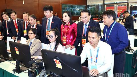 Đồng chí Bí thư Tỉnh ủy Đặng Xuân Phong thăm, động viên các phóng viên, biên tập viên Báo và phát thanh, truyền hình Ninh Bình tác nghiệp tại Đại hội XIV