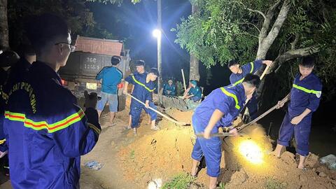 Cảnh sát phòng cháy, chữa cháy và cứu nạn, cứu hộ Thanh Hóa căng mình trong đêm gia cố đê tại xã Triệu Sơn